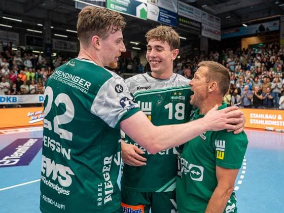Matchwinner Fynn Hofele (Frisch Auf Goeppingen, 18) mit Stefan Klaus, Co-Trainer (Frisch Auf Goeppingen) und Erik Persson (Frisch Auf Goeppingen, 22), Frisch Auf Goeppingen vs. SC DHfK Leipzig, Handball, 1. Bundesliga, Herren, Spielzeit 2025 2026, 11.09.2025, Frisch Auf Goeppingen vs. SC DHfK Leipzig, Handball, 1. Bundesliga, Herren, Spielzeit 2025 2026, 11.09.2025 Goeppingen Copyright: xEibner-Pressefoto MichaelxSchmidx EP_MST