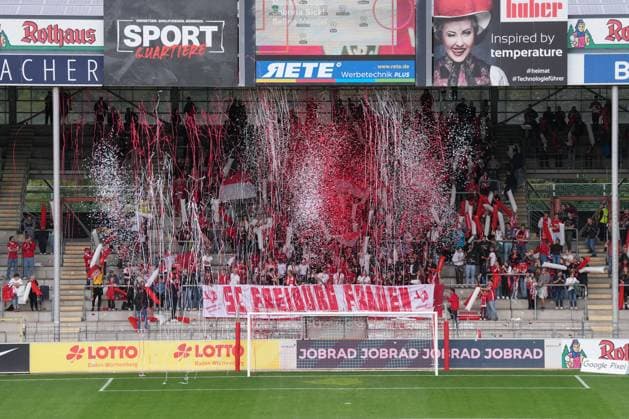 Fans und Ultras auf der Tribüne sorgen für eine gute Stimmung, Choreografie, Konfetti , Deutschland, Fussball, GooglePixel Frauen-Bundesliga, 2.Spieltag, 2025 2026, SC Freiburg vs. 1. FC Köln, 12.09.2025, Dreisamstadion, Freiburg, Deutschland DFB REGULATIONS PROHIBIT ANY USE OF PHOTOGRAPHS AS IMAGE SEQUENCES AND OR QUASI-VIDEO. Freiburg Dreisamstadion Baden-Wuerttemberg Deutschland Copyright: xArnexAmbergx