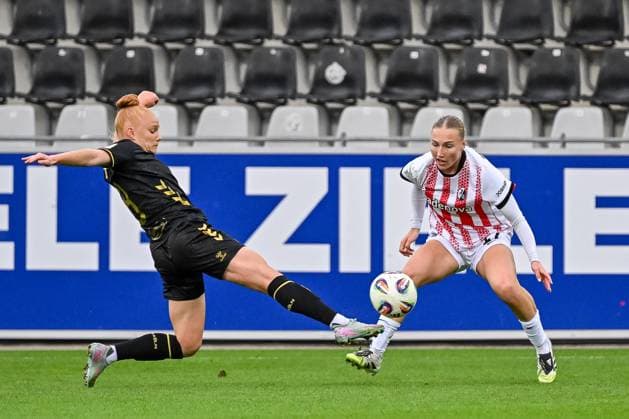 Laura Vogt (1. FC Koeln Frauen, 08) am Ball vor Sophie Nachtigall (SC Freiburg Frauen, 27) GER, SC Freiburg - 1. FC Koeln, Frauen-Fussball, Google Pixel Frauen-Bundesliga, 2. Spieltag, Saison 2025 2026, 12.09.2025 DFB REGULATIONS PROHIBIT ANY USE OF PHOTOGRAPHS AS IMAGE SEQUENCES AND OR QUASI-VIDEO GER, SC Freiburg - 1. FC Koeln, Frauen-Fussball, Google Pixel Frauen-Bundesliga, 2. Spieltag, Saison 2025 2026, 12.09.2025 Freiburg Copyright: xEibner-Pressefoto ThomasxHessx EP_THS