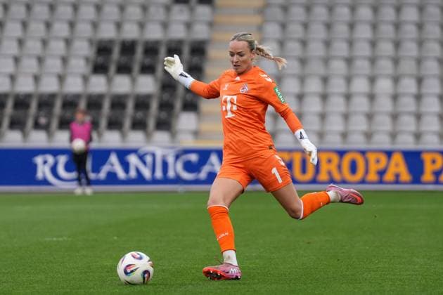 Lisa Schmitz (1.FC Köln Frauen, 01) , Deutschland, Fussball, GooglePixel Frauen-Bundesliga, 2.Spieltag, 2025 2026, SC Freiburg vs. 1. FC Köln, 12.09.2025, Dreisamstadion, Freiburg, Deutschland DFB REGULATIONS PROHIBIT ANY USE OF PHOTOGRAPHS AS IMAGE SEQUENCES AND OR QUASI-VIDEO. Freiburg Dreisamstadion Baden-Wuerttemberg Deutschland Copyright: xArnexAmbergx