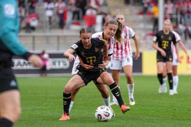Laura Donhauser (1.FC Köln Frauen, 25) im Zweikampf mit Nia Szenk (SC Freiburg, 19) , Deutschland, Fussball, GooglePixel Frauen-Bundesliga, 2.Spieltag, 2025 2026, SC Freiburg vs. 1. FC Köln, 12.09.2025, Dreisamstadion, Freiburg, Deutschland DFB REGULATIONS PROHIBIT ANY USE OF PHOTOGRAPHS AS IMAGE SEQUENCES AND OR QUASI-VIDEO. Freiburg Dreisamstadion Baden-Wuerttemberg Deutschland Copyright: xArnexAmbergx