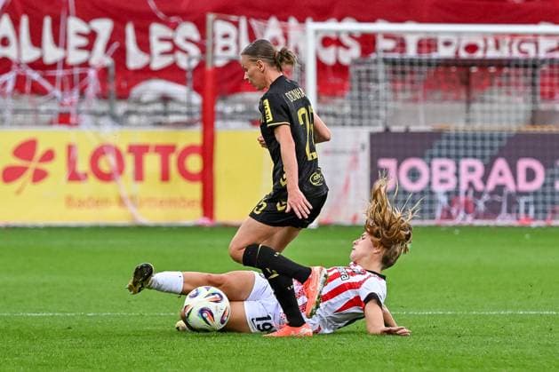 Nia Szenk (SC Freiburg Frauen, 19) graescht grätscht bei Laura Donhauser (1. FC Koeln Frauen, 25) GER, SC Freiburg - 1. FC Koeln, Frauen-Fussball, Google Pixel Frauen-Bundesliga, 2. Spieltag, Saison 2025 2026, 12.09.2025 DFB REGULATIONS PROHIBIT ANY USE OF PHOTOGRAPHS AS IMAGE SEQUENCES AND OR QUASI-VIDEO GER, SC Freiburg - 1. FC Koeln, Frauen-Fussball, Google Pixel Frauen-Bundesliga, 2. Spieltag, Saison 2025 2026, 12.09.2025 Freiburg Copyright: xEibner-Pressefoto ThomasxHessx EP_THS