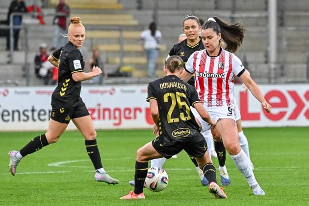 Svenja Foelmli (SC Freiburg Frauen, 09) am Ball vor Laura Donhauser (1. FC Koeln Frauen, 25) GER, SC Freiburg - 1. FC Koeln, Frauen-Fussball, Google Pixel Frauen-Bundesliga, 2. Spieltag, Saison 2025 2026, 12.09.2025 DFB REGULATIONS PROHIBIT ANY USE OF PHOTOGRAPHS AS IMAGE SEQUENCES AND OR QUASI-VIDEO GER, SC Freiburg - 1. FC Koeln, Frauen-Fussball, Google Pixel Frauen-Bundesliga, 2. Spieltag, Saison 2025 2026, 12.09.2025 Freiburg Copyright: xEibner-Pressefoto ThomasxHessx EP_THS
