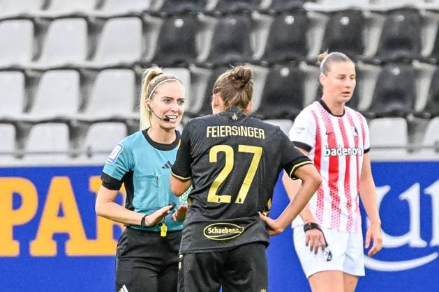 Laura Feiersinger (1. FC Koeln Frauen, 27) spricht mit Julia Boike (Schiedsrichterin) GER, SC Freiburg - 1. FC Koeln, Frauen-Fussball, Google Pixel Frauen-Bundesliga, 2. Spieltag, Saison 2025 2026, 12.09.2025 DFB REGULATIONS PROHIBIT ANY USE OF PHOTOGRAPHS AS IMAGE SEQUENCES AND OR QUASI-VIDEO GER, SC Freiburg - 1. FC Koeln, Frauen-Fussball, Google Pixel Frauen-Bundesliga, 2. Spieltag, Saison 2025 2026, 12.09.2025 Freiburg Copyright: xEibner-Pressefoto ThomasxHessx EP_THS