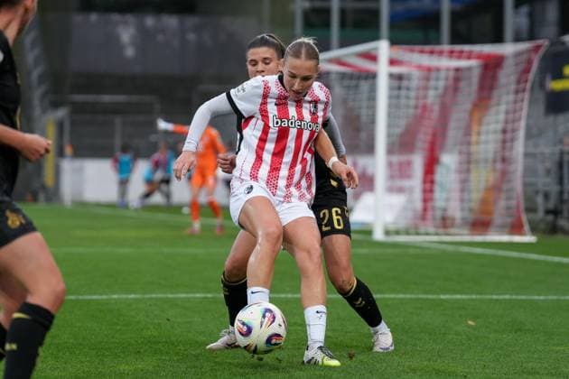 Sophie Nachtigall (SC Freiburg, 27) im Zweikampf mit Martyna Wiankowska (1.FC Köln Frauen, 26) , Deutschland, Fussball, GooglePixel Frauen-Bundesliga, 2.Spieltag, 2025 2026, SC Freiburg vs. 1. FC Köln, 12.09.2025, Dreisamstadion, Freiburg, Deutschland DFB REGULATIONS PROHIBIT ANY USE OF PHOTOGRAPHS AS IMAGE SEQUENCES AND OR QUASI-VIDEO. Freiburg Dreisamstadion Baden-Wuerttemberg Deutschland Copyright: xArnexAmbergx