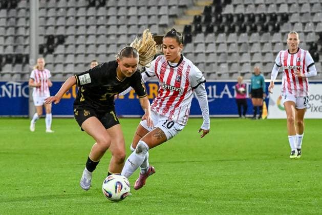 Carlotta Imping (1. FC Koeln Frauen, 14) am Bal und im Laufduell mit Selina Vobian (SC Freiburg Frauen, 10) GER, SC Freiburg - 1. FC Koeln, Frauen-Fussball, Google Pixel Frauen-Bundesliga, 2. Spieltag, Saison 2025 2026, 12.09.2025 DFB REGULATIONS PROHIBIT ANY USE OF PHOTOGRAPHS AS IMAGE SEQUENCES AND OR QUASI-VIDEO GER, SC Freiburg - 1. FC Koeln, Frauen-Fussball, Google Pixel Frauen-Bundesliga, 2. Spieltag, Saison 2025 2026, 12.09.2025 Freiburg Copyright: xEibner-Pressefoto ThomasxHessx EP_THS