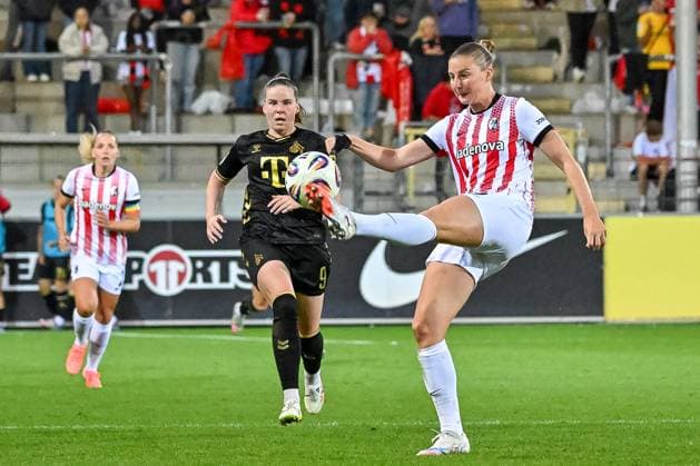 Julia Stierli (SC Freiburg Frauen, 05) schlaegt den Ball weg vor Adriana Achcinska (1. FC Koeln Frauen, 09) GER, SC Freiburg - 1. FC Koeln, Frauen-Fussball, Google Pixel Frauen-Bundesliga, 2. Spieltag, Saison 2025 2026, 12.09.2025 DFB REGULATIONS PROHIBIT ANY USE OF PHOTOGRAPHS AS IMAGE SEQUENCES AND OR QUASI-VIDEO GER, SC Freiburg - 1. FC Koeln, Frauen-Fussball, Google Pixel Frauen-Bundesliga, 2. Spieltag, Saison 2025 2026, 12.09.2025 Freiburg Copyright: xEibner-Pressefoto ThomasxHessx EP_THS
