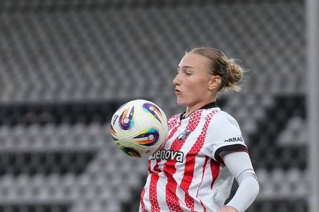 Sophie Nachtigall (SC Freiburg, 27) am Ball , Deutschland, Fussball, GooglePixel Frauen-Bundesliga, 2.Spieltag, 2025 2026, SC Freiburg vs. 1. FC Köln, 12.09.2025, Dreisamstadion, Freiburg, Deutschland DFB REGULATIONS PROHIBIT ANY USE OF PHOTOGRAPHS AS IMAGE SEQUENCES AND OR QUASI-VIDEO. Freiburg Dreisamstadion Baden-Wuerttemberg Deutschland Copyright: xArnexAmbergx