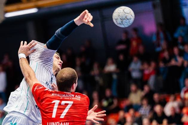 v.l. Fynn Nicolaus (SG BBM Bietigheim, 14), Jacob Lundahl (TuS N-Luebbecke, 17) GER, TuS N-Luebbecke vs. SG BBM Bietigheim, Handball, 2. Bundesliga, 3. Spieltag, Spielzeit 2025 2026, 12.09.2025 GER, TuS N-Luebbecke vs. SG BBM Bietigheim, Handball, 2. Bundesliga, 3. Spieltag, Spielzeit 2025 2026, 12.09.2025 Luebbecke Copyright: xEibner-Pressefoto JanxRollingerx EP_JSK