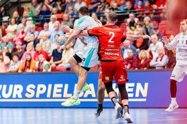 v.l. Juan de la Pena (SG BBM Bietigheim, 13), Jo Gerrit Genz (TuS N-Luebbecke, 02) GER, TuS N-Luebbecke vs. SG BBM Bietigheim, Handball, 2. Bundesliga, 3. Spieltag, Spielzeit 2025 2026, 12.09.2025 GER, TuS N-Luebbecke vs. SG BBM Bietigheim, Handball, 2. Bundesliga, 3. Spieltag, Spielzeit 2025 2026, 12.09.2025 Luebbecke Copyright: xEibner-Pressefoto JanxRollingerx EP_JSK