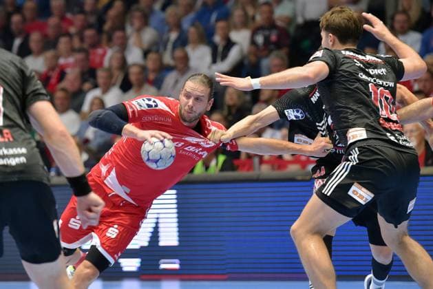 Olle Forsell Schefvert (MT Melsungen 25) (am Ball), Florian Scheerer (HC Erlangen 10) (R) , GER, MT Melsungen - HC Erlangen, Handball, 1. Bundesliga, 4. Spieltag, Saison 2025 2026, 12.09.2025, GER, MT Melsungen - HC Erlangen, Handball, 1. Bundesliga, 4. Spieltag, Saison 2025 2026, 12.09.2025 Kassel Copyright: xEibner-Pressefotox xRolandxSippex EP_RSL
