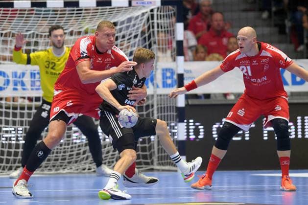 Sander Andreassen Overjordet (HC Erlangen 8) (am Ball), Dainis Kristopans (MT Melsungen 10), Kristof Palasics (Torwart MT Melsungen 32) (L, hinten), Arnar Freyr Arnarsson (MT Melsungen 21) (R) , GER, MT Melsungen - HC Erlangen, Handball, 1. Bundesliga, 4. Spieltag, Saison 2025 2026, 12.09.2025, GER, MT Melsungen - HC Erlangen, Handball, 1. Bundesliga, 4. Spieltag, Saison 2025 2026, 12.09.2025 Kassel Copyright: xEibner-Pressefotox xRolandxSippex EP_RSL