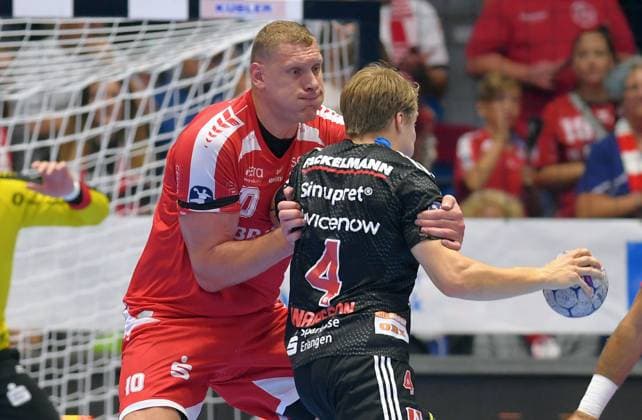 Sport Bilder des Tages Andri Mar Runarsson (HC Erlangen 4) (am Ball), Dainis Kristopans (MT Melsungen 10) , GER, MT Melsungen - HC Erlangen, Handball, 1. Bundesliga, 4. Spieltag, Saison 2025 2026, 12.09.2025, GER, MT Melsungen - HC Erlangen, Handball, 1. Bundesliga, 4. Spieltag, Saison 2025 2026, 12.09.2025 Kassel Copyright: xEibner-Pressefotox xRolandxSippex EP_RSL