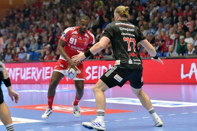 Sadou Ntanzi (MT Melsungen 91) (am Ball), Maciej Gebala (HC Erlangen 77) , GER, MT Melsungen - HC Erlangen, Handball, 1. Bundesliga, 4. Spieltag, Saison 2025 2026, 12.09.2025, GER, MT Melsungen - HC Erlangen, Handball, 1. Bundesliga, 4. Spieltag, Saison 2025 2026, 12.09.2025 Kassel Copyright: xEibner-Pressefotox xRolandxSippex EP_RSL