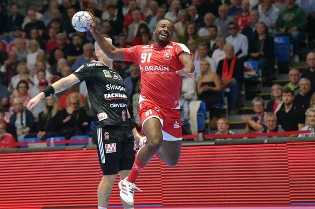 Sadou Ntanzi (MT Melsungen 91) beim Wurf; Marek Nissen (HC Erlangen 6) , GER, MT Melsungen - HC Erlangen, Handball, 1. Bundesliga, 4. Spieltag, Saison 2025 2026, 12.09.2025, GER, MT Melsungen - HC Erlangen, Handball, 1. Bundesliga, 4. Spieltag, Saison 2025 2026, 12.09.2025 Kassel Copyright: xEibner-Pressefotox xRolandxSippex EP_RSL