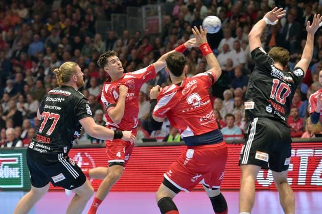 Nikolaj Enderleit (MT Melsungen 4) beim Wurf; Maciej Gebala (HC Erlangen 77), Ruben Marchan (MT Melsungen 2), Florian Scheerer (HC Erlangen 10) (R) , GER, MT Melsungen - HC Erlangen, Handball, 1. Bundesliga, 4. Spieltag, Saison 2025 2026, 12.09.2025, GER, MT Melsungen - HC Erlangen, Handball, 1. Bundesliga, 4. Spieltag, Saison 2025 2026, 12.09.2025 Kassel Copyright: xEibner-Pressefotox xRolandxSippex EP_RSL