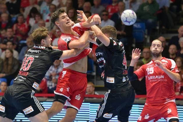 Nikolaj Enderleit (MT Melsungen 4) beim Wurf; Florian Scheerer (HC Erlangen 10) (L), Christoph Steinert (HC Erlangen 44), Olle Forsell Schefvert (MT Melsungen 25) (R) , GER, MT Melsungen - HC Erlangen, Handball, 1. Bundesliga, 4. Spieltag, Saison 2025 2026, 12.09.2025, GER, MT Melsungen - HC Erlangen, Handball, 1. Bundesliga, 4. Spieltag, Saison 2025 2026, 12.09.2025 Kassel Copyright: xEibner-Pressefotox xRolandxSippex EP_RSL