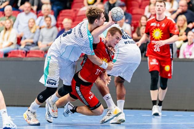 v.l. Nikola Vlahovic (SG BBM Bietigheim, 03), Kasper Haugen Furu (TuS N-Luebbecke, 11) im Zweikampf GER, TuS N-Luebbecke vs. SG BBM Bietigheim, Handball, 2. Bundesliga, 3. Spieltag, Spielzeit 2025 2026, 12.09.2025 GER, TuS N-Luebbecke vs. SG BBM Bietigheim, Handball, 2. Bundesliga, 3. Spieltag, Spielzeit 2025 2026, 12.09.2025 Luebbecke Copyright: xEibner-Pressefoto JanxRollingerx EP_JSK
