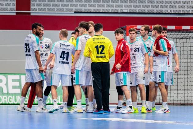 Die Mannschaft von SG BBM Bietigheim ist enttaeuscht traurig nach 27:27 Unentschieden GER, TuS N-Luebbecke vs. SG BBM Bietigheim, Handball, 2. Bundesliga, 3. Spieltag, Spielzeit 2025 2026, 12.09.2025 GER, TuS N-Luebbecke vs. SG BBM Bietigheim, Handball, 2. Bundesliga, 3. Spieltag, Spielzeit 2025 2026, 12.09.2025 Luebbecke Copyright: xEibner-Pressefoto JanxRollingerx EP_JSK