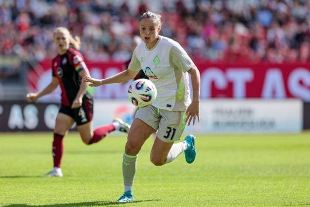 Verena Wieder (SV Werder Bremen, 31) am Ball, Einzelbild, Ganzkörper, Aktion, Action, Spielszene, DIE DFB-RICHTLINIEN UNTERSAGEN JEGLICHE NUTZUNG VON FOTOS ALS SEQUENZBILDER UND ODER VIDEOÄHNLICHE FOTOSTRECKEN. DFB REGULATIONS PROHIBIT ANY USE OF PHOTOGRAPHS AS IMAGE SEQUENCES AND OR QUASI-VIDEO., 13.09.2025, Nürnberg (Deutschland), Fussball, Google Pixel Frauen-Bundesliga, 1. FC Nürnberg - SV Werder Bremen