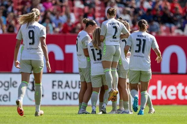 Spielerinnen des SV Werder Bremen mit Torjubel, Jubel, jubeln, jubelt, optimistisch, Spielszene, Highlight, Freude über das Tor zum 0:2, DIE DFB-RICHTLINIEN UNTERSAGEN JEGLICHE NUTZUNG VON FOTOS ALS SEQUENZBILDER UND ODER VIDEOÄHNLICHE FOTOSTRECKEN. DFB REGULATIONS PROHIBIT ANY USE OF PHOTOGRAPHS AS IMAGE SEQUENCES AND OR QUASI-VIDEO., 13.09.2025, Nürnberg (Deutschland), Fussball, Google Pixel Frauen-Bundesliga, 1. FC Nürnberg - SV Werder Bremen