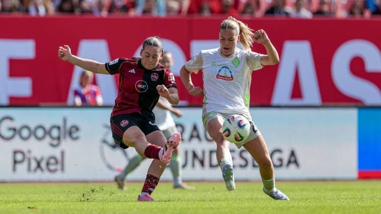 v.li.: Jonna Brengel (1. FC Nürnberg, 10) und Juliane Wirtz (SV Werder Bremen, 28) im Zweikampf, Duell, Dynamik, Aktion, Action, Spielszene, DIE DFB-RICHTLINIEN UNTERSAGEN JEGLICHE NUTZUNG VON FOTOS ALS SEQUENZBILDER UND ODER VIDEOÄHNLICHE FOTOSTRECKEN. DFB REGULATIONS PROHIBIT ANY USE OF PHOTOGRAPHS AS IMAGE SEQUENCES AND OR QUASI-VIDEO., 13.09.2025, Nürnberg (Deutschland), Fussball, Google Pixel Frauen-Bundesliga, 1. FC Nürnberg - SV Werder Bremen
