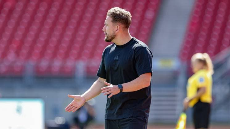 Thomas Oostendorp (Trainer, 1. FC Nürnberg) gibt Anweisungen, gestikuliert, mit den Armen gestikulieren, ruft, brüllt, schreit, gibt Anweisungen, DIE DFB-RICHTLINIEN UNTERSAGEN JEGLICHE NUTZUNG VON FOTOS ALS SEQUENZBILDER UND ODER VIDEOÄHNLICHE FOTOSTRECKEN. DFB REGULATIONS PROHIBIT ANY USE OF PHOTOGRAPHS AS IMAGE SEQUENCES AND OR QUASI-VIDEO., 13.09.2025, Nürnberg (Deutschland), Fussball, Google Pixel Frauen-Bundesliga, 1. FC Nürnberg - SV Werder Bremen