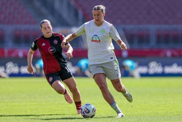 v.li.: Jonna Brengel (1. FC Nürnberg, 10) und Larissa Mühlhaus (SV Werder Bremen, 7) im Zweikampf, Duell, Dynamik, Aktion, Action, Spielszene, DIE DFB-RICHTLINIEN UNTERSAGEN JEGLICHE NUTZUNG VON FOTOS ALS SEQUENZBILDER UND ODER VIDEOÄHNLICHE FOTOSTRECKEN. DFB REGULATIONS PROHIBIT ANY USE OF PHOTOGRAPHS AS IMAGE SEQUENCES AND OR QUASI-VIDEO., 13.09.2025, Nürnberg (Deutschland), Fussball, Google Pixel Frauen-Bundesliga, 1. FC Nürnberg - SV Werder Bremen