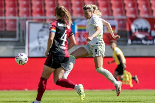 Medina Desic (SV Werder Bremen, 9) beim Torschuss, schießt auf das Tor, am Ball, Aktion, Action, Spielszene,, DIE DFB-RICHTLINIEN UNTERSAGEN JEGLICHE NUTZUNG VON FOTOS ALS SEQUENZBILDER UND ODER VIDEOÄHNLICHE FOTOSTRECKEN. DFB REGULATIONS PROHIBIT ANY USE OF PHOTOGRAPHS AS IMAGE SEQUENCES AND OR QUASI-VIDEO., 13.09.2025, Nürnberg (Deutschland), Fussball, Google Pixel Frauen-Bundesliga, 1. FC Nürnberg - SV Werder Bremen