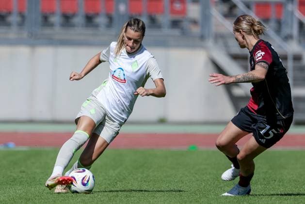 v.li.: Medina Desic (SV Werder Bremen, 9) und Oliwia Wos (1. FC Nürnberg, 15) im Zweikampf, Duell, Dynamik, Aktion, Action, Spielszene, DIE DFB-RICHTLINIEN UNTERSAGEN JEGLICHE NUTZUNG VON FOTOS ALS SEQUENZBILDER UND ODER VIDEOÄHNLICHE FOTOSTRECKEN. DFB REGULATIONS PROHIBIT ANY USE OF PHOTOGRAPHS AS IMAGE SEQUENCES AND OR QUASI-VIDEO., 13.09.2025, Nürnberg (Deutschland), Fussball, Google Pixel Frauen-Bundesliga, 1. FC Nürnberg - SV Werder Bremen