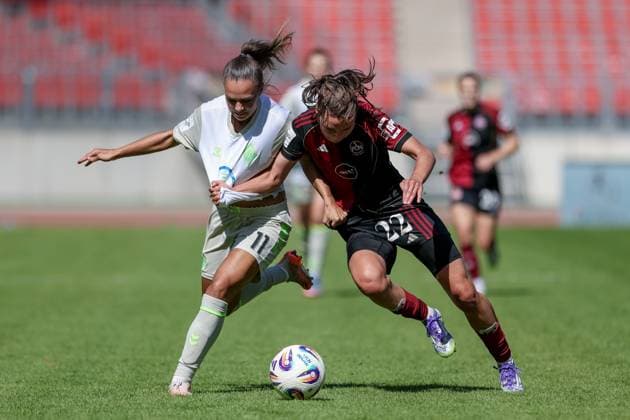 v.li.: Maja Sternad (SV Werder Bremen, 11) und Julia Pollak (1. FC Nürnberg, 22) im Zweikampf, Duell, Dynamik, Aktion, Action, Spielszene, DIE DFB-RICHTLINIEN UNTERSAGEN JEGLICHE NUTZUNG VON FOTOS ALS SEQUENZBILDER UND ODER VIDEOÄHNLICHE FOTOSTRECKEN. DFB REGULATIONS PROHIBIT ANY USE OF PHOTOGRAPHS AS IMAGE SEQUENCES AND OR QUASI-VIDEO., 13.09.2025, Nürnberg (Deutschland), Fussball, Google Pixel Frauen-Bundesliga, 1. FC Nürnberg - SV Werder Bremen