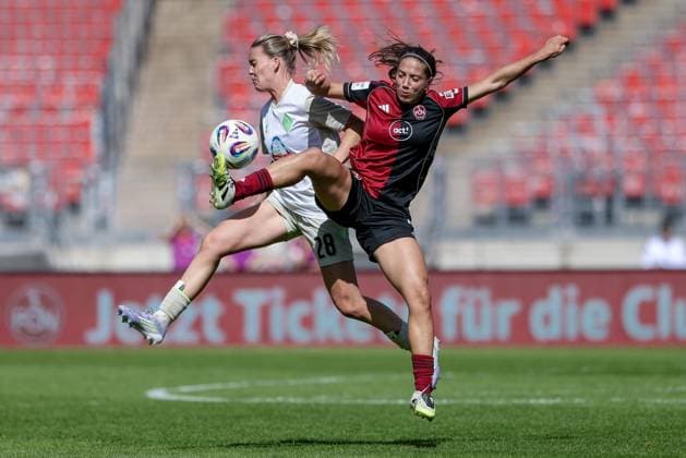 v.li.: Juliane Wirtz (SV Werder Bremen, 28) und Laura Miller (1. FC Nürnberg, 9) im Zweikampf, Duell, Dynamik, Aktion, Action, Spielszene, DIE DFB-RICHTLINIEN UNTERSAGEN JEGLICHE NUTZUNG VON FOTOS ALS SEQUENZBILDER UND ODER VIDEOÄHNLICHE FOTOSTRECKEN. DFB REGULATIONS PROHIBIT ANY USE OF PHOTOGRAPHS AS IMAGE SEQUENCES AND OR QUASI-VIDEO., 13.09.2025, Nürnberg (Deutschland), Fussball, Google Pixel Frauen-Bundesliga, 1. FC Nürnberg - SV Werder Bremen