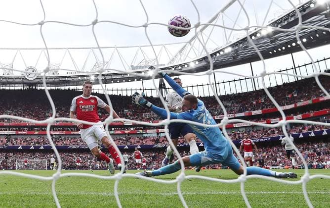 Viktor Gyokeres of Arsenal scores their sides second goal past Matz Sels of Nottingham Forest Arsenal v Nottingham Forest, Premier League, Football, Emirates Stadium, London, UK - 13 Sept 2025London Emirates Stadium United Kingdom EDITORIAL USE ONLY No use with unauthorised audio, video, data, fixture lists, club league logos or live services. Online in-match use limited to 120 images, no video emulation. No use in betting, games or single club league player publications. Copyright: xMichaelxZemanek Shutterstockx 15481272be