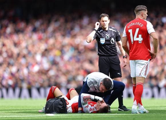 Martin Odegaard of Arsenal receives a medical attention after injuring his shoulder Arsenal v Nottingham Forest, Premier League, Football, Emirates Stadium, London, UK - 13 Sept 2025London Emirates Stadium United Kingdom EDITORIAL USE ONLY No use with unauthorised audio, video, data, fixture lists, club league logos or live services. Online in-match use limited to 120 images, no video emulation. No use in betting, games or single club league player publications. Copyright: xMichaelxZemanek Shutterstockx 15481272cf