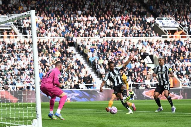 Jacob Murphy of Newcastle United sees his shot saved by Sam Johnstone goalkeeper for Wolverhampton Wanderers Newcastle United v Wolverhampton Wanderers, Premier League, Football, St James Park, Newcastle, UK - 13 Sept 2025Newcastle St James Park United Kingdom EDITORIAL USE ONLY No use with unauthorised audio, video, data, fixture lists, club league logos or live services. Online in-match use limited to 120 images, no video emulation. No use in betting, games or single club league player publications. Copyright: xRichardxLee Shutterstockx 15481298v