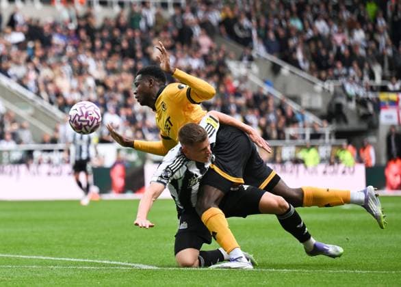 Yerson Mosquera of Wolverhampton Wanderers brings down Harvey Barnes of Newcastle United but no foul is given Newcastle United v Wolverhampton Wanderers, Premier League, Football, St James Park, Newcastle, UK - 13 Sept 2025Newcastle St James Park United Kingdom EDITORIAL USE ONLY No use with unauthorised audio, video, data, fixture lists, club league logos or live services. Online in-match use limited to 120 images, no video emulation. No use in betting, games or single club league player publications. Copyright: xRichardxLee Shutterstockx 15481298w