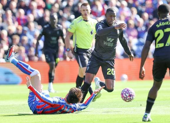 Daichi Kamada of Crystal Palace and Nordi Mukiele of Sunderland at Selhurst Park Crystal Palace v Sunderland, Premier League, Football, Selhurst Park, London, UK - 13 Sept 2025London Selhurst Park United Kingdom EDITORIAL USE ONLY No use with unauthorised audio, video, data, fixture lists, club league logos or live services. Online in-match use limited to 120 images, no video emulation. No use in betting, games or single club league player publications. Copyright: xAndrewxParsons Shutterstockx 15481292i