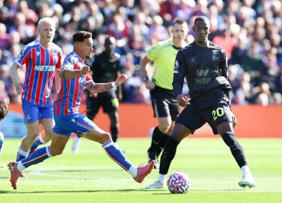 YÃ remi Pino of Crystal Palace against Nordi Mukiele of Sunderland at Selhurst Park Crystal Palace v Sunderland, Premier League, Football, Selhurst Park, London, UK - 13 Sept 2025London Selhurst Park United Kingdom EDITORIAL USE ONLY No use with unauthorised audio, video, data, fixture lists, club league logos or live services. Online in-match use limited to 120 images, no video emulation. No use in betting, games or single club league player publications. Copyright: xAndrewxParsons Shutterstockx 15481292k