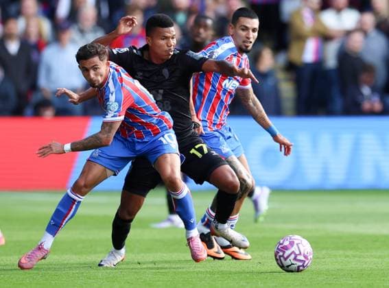 YÃ remi Pino of Crystal Palace (left) and Daniel Munoz of Crystal Palace (right) challenge Reinildo Mandava of Sunderland (middle ) at Selhurst Park Crystal Palace v Sunderland, Premier League, Football, Selhurst Park, London, UK - 13 Sept 2025London Selhurst Park United Kingdom EDITORIAL USE ONLY No use with unauthorised audio, video, data, fixture lists, club league logos or live services. Online in-match use limited to 120 images, no video emulation. No use in betting, games or single club league player publications. Copyright: xAndrewxParsons Shutterstockx 15481292o