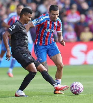 Daniel Munoz of Crystal Palace challenges Reinildo Mandava of Sunderland (middle ) at Selhurst Park Crystal Palace v Sunderland, Premier League, Football, Selhurst Park, London, UK - 13 Sept 2025London Selhurst Park United Kingdom EDITORIAL USE ONLY No use with unauthorised audio, video, data, fixture lists, club league logos or live services. Online in-match use limited to 120 images, no video emulation. No use in betting, games or single club league player publications. Copyright: xAndrewxParsons Shutterstockx 15481292p