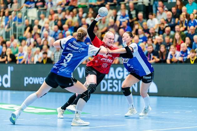 v.l. Nieke Kuehne (HSG Blomberg-Lippe, 09), Johanna Reichert (Thueringer HC, 29), Andrea Jacobsen (HSG Blomberg-Lippe, 04) GER, HSG Blomberg-Lippe vs. Thueringer HC, , 3. Spieltag, Spielzeit 2025 2026, 13.09.2025 GER, HSG Blomberg-Lippe vs. Thueringer HC, , 3. Spieltag, Spielzeit 2025 2026, 13.09.2025 Blomberg Copyright: xEibner-Pressefoto JanxRollingerx EP_JSK
