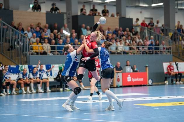 HSG Blomberg-Lippe (GER) vs. Thueringer HC (GER), Handball, 1. Handball Bundesliga Frauen, 3. Spieltag, 13.09.2025, Saision 2025 2026, Blomberg Johanna Reichert (Thueringer HC, 29) (mitte), wird von (v.l.) Nieke Kuehne (HSG Blomberg-Lippe, 09) und Andrea Jacobsen (HSG Blomberg-Lippe, 04) verteidigt Blomberg Sporthalle an der Ulmenallee Deutschland