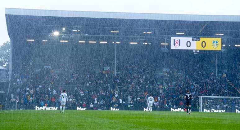 A hailstorm for the start of the second half Fulham v Leeds United, Premier League, Football, Craven Cottage, London, UK - 13 Sept 2025London Craven Cottage United Kingdom EDITORIAL USE ONLY No use with unauthorised audio, video, data, fixture lists, club league logos or live services. Online in-match use limited to 120 images, no video emulation. No use in betting, games or single club league player publications. Copyright: xJavierxGarcia Shutterstockx 15481295am