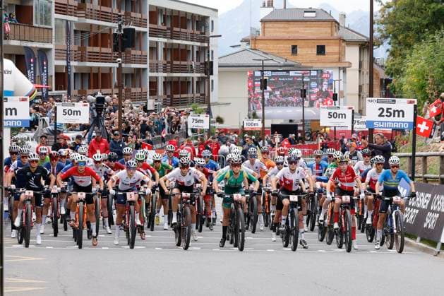 13 09 2025, Crans-Montana, Valais 2025 UCI Mountain Bike World Championships, Samara Maxwell 2 (NZL), Jennifer Jackson 8 (CAN), Evie Richards 5 (GBR), Alessandra Keller 4 (SUI), Candice Lill 6 (RSA), Nicole Koller 7 (SUI), Laura Stigger 9 (AUT), Jenny Rissveds 3 (SWE), Jolanda Neff 12 (SUI) at the green light of the Women Elite Cross-Country Olympic Final Crans-Montana Crans-Montana Valais Switzerland Copyright: xJustPictures.ch FrancescoxMinghettix jp-en-FrMi-_NG_1257