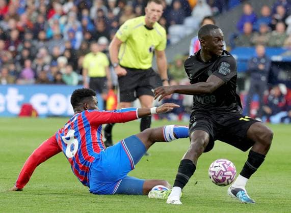 Jefferson Lerma of Crystal Palace clashes with Habib Diarra of Sunderlanda at Selhurst Park Crystal Palace v Sunderland, Premier League, Football, Selhurst Park, London, UK - 13 Sept 2025London Selhurst Park United Kingdom EDITORIAL USE ONLY No use with unauthorised audio, video, data, fixture lists, club league logos or live services. Online in-match use limited to 120 images, no video emulation. No use in betting, games or single club league player publications. Copyright: xAndrewxParsons Shutterstockx 15481292v