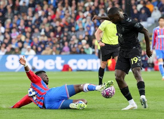 Jefferson Lerma of Crystal Palace clashes with Habib Diarra of Sunderlanda at Selhurst Park Crystal Palace v Sunderland, Premier League, Football, Selhurst Park, London, UK - 13 Sept 2025London Selhurst Park United Kingdom EDITORIAL USE ONLY No use with unauthorised audio, video, data, fixture lists, club league logos or live services. Online in-match use limited to 120 images, no video emulation. No use in betting, games or single club league player publications. Copyright: xAndrewxParsons Shutterstockx 15481292t