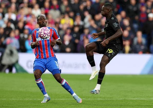 Tyrick Mitchell of Crystal Palace clashes with Habib Diarra of Sunderland at Selhurst Park Crystal Palace v Sunderland, Premier League, Football, Selhurst Park, London, UK - 13 Sept 2025London Selhurst Park United Kingdom EDITORIAL USE ONLY No use with unauthorised audio, video, data, fixture lists, club league logos or live services. Online in-match use limited to 120 images, no video emulation. No use in betting, games or single club league player publications. Copyright: xAndrewxParsons Shutterstockx 15481292w
