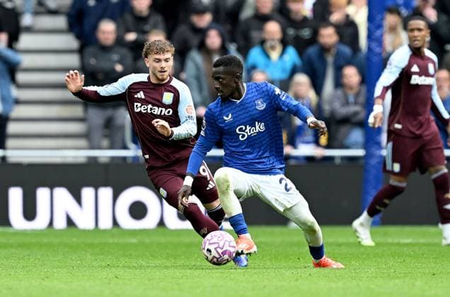Harvey Elliott of Aston Villa and Idrissa Gueye of Everton Everton v Aston Villa, Premier League, Football, Hill Dickinson Stadium, Liverpool, UK - 13 Sept 2025Liverpool Hill Dickinson Stadium United Kingdom EDITORIAL USE ONLY No use with unauthorised audio, video, data, fixture lists, club league logos or live services. Online in-match use limited to 120 images, no video emulation. No use in betting, games or single club league player publications. Copyright: xAnnaxGowthorpe Shutterstockx 15481294ai
