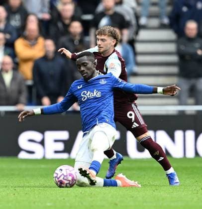 Harvey Elliott of Aston Villa and Idrissa Gueye of Everton Everton v Aston Villa, Premier League, Football, Hill Dickinson Stadium, Liverpool, UK - 13 Sept 2025Liverpool Hill Dickinson Stadium United Kingdom EDITORIAL USE ONLY No use with unauthorised audio, video, data, fixture lists, club league logos or live services. Online in-match use limited to 120 images, no video emulation. No use in betting, games or single club league player publications. Copyright: xAnnaxGowthorpe Shutterstockx 15481294aj