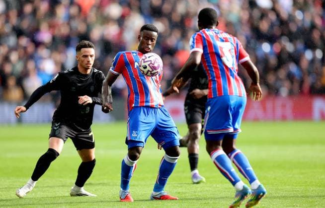 Marc Guà hi of Crystal Palace Chemsdine Talbi of Sunderland at Selhurst Park Crystal Palace v Sunderland, Premier League, Football, Selhurst Park, London, UK - 13 Sept 2025London Selhurst Park United Kingdom EDITORIAL USE ONLY No use with unauthorised audio, video, data, fixture lists, club league logos or live services. Online in-match use limited to 120 images, no video emulation. No use in betting, games or single club league player publications. Copyright: xAndrewxParsons Shutterstockx 15481292z